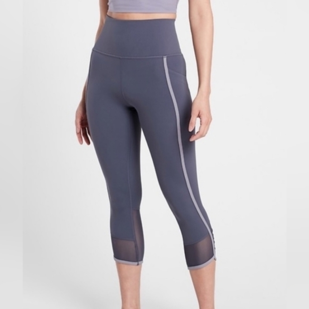 Athleta Salutation Stash Pocket II Capri leggings Size Small‎